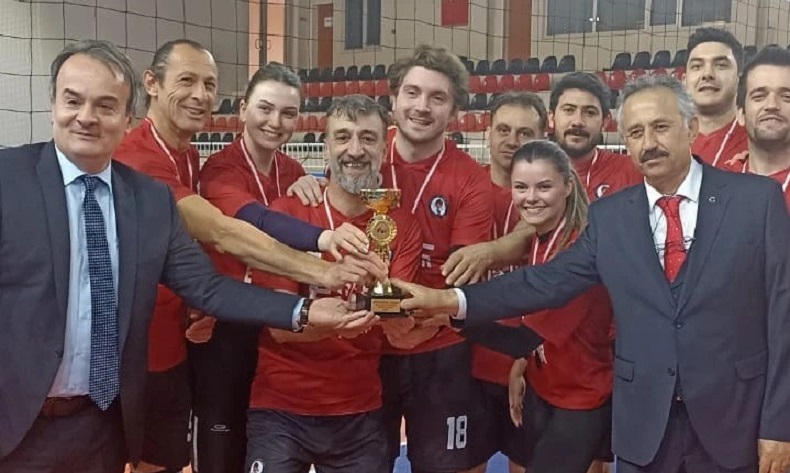 Öğretmenler yarıştı kupalarını aldı