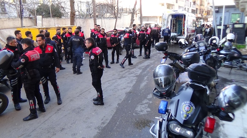 Karakol önünde bıçaklı kavga