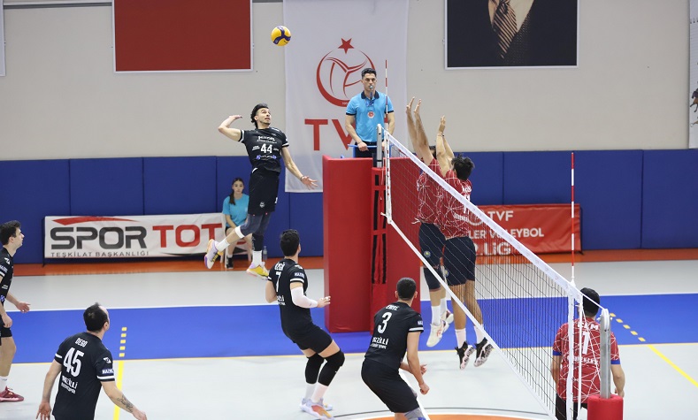 Nazilli Belediyespor Voleybol Takımı set vermedi