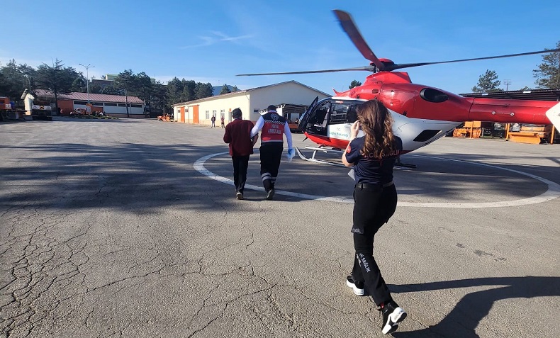 Parmağı kopan şahıs helikopterle hastaneye yetiştirildi