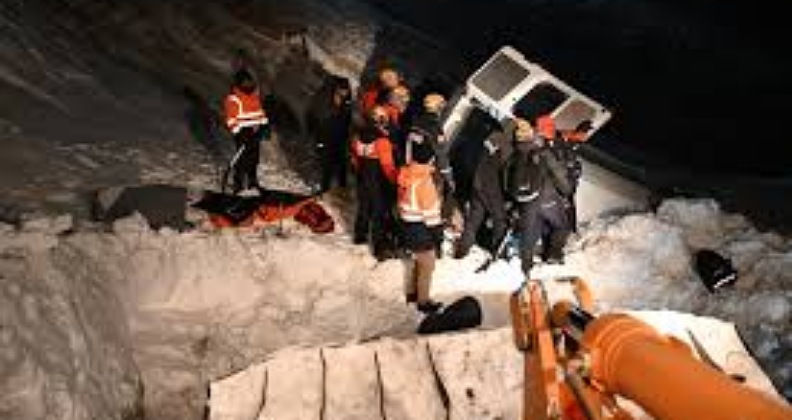Van’da minibüsün üzerine çığ düştü