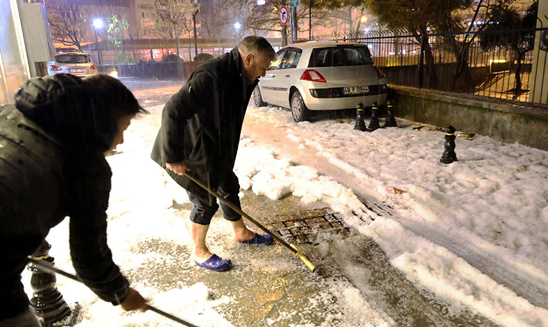 Vatandaşlar sokakta kar değil, dolu küredi