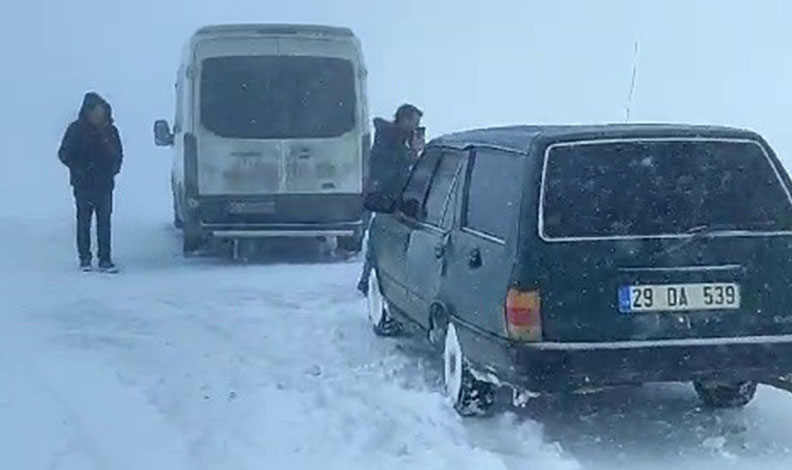 Palandöken geçidinde mahsur kaldılar