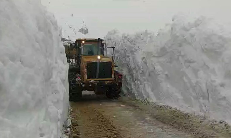 Yüksekova’da 5 metrelik kar tünelinde çalışma