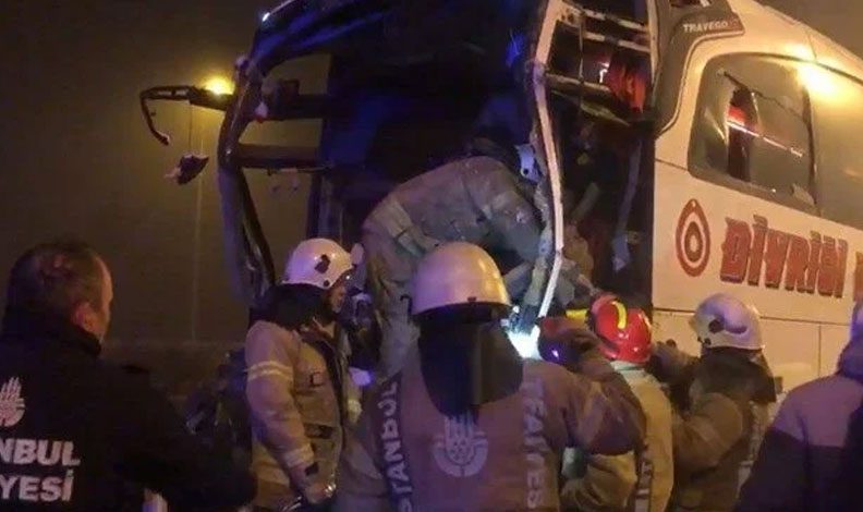 Yolcu otobüsü TIR’a çarptı: 1’i ağır 19 yaralı