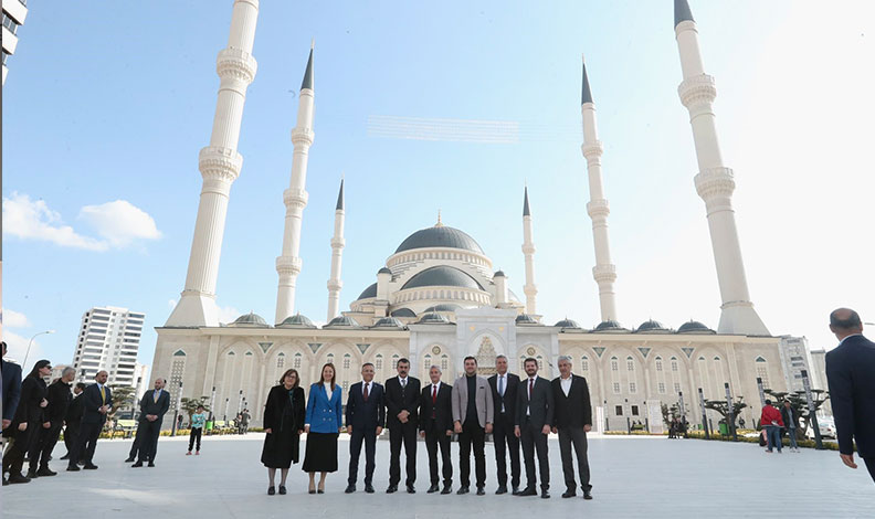 Bakan Tekin’den Şahinbey Millet Cami’ne tam not