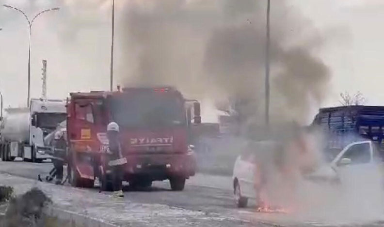 Seyir halindeki otomobil alev aldı