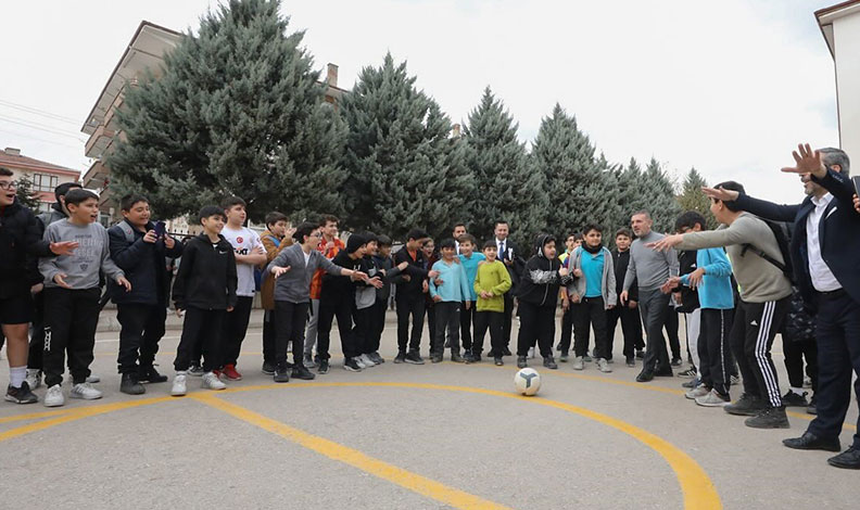 Ziyaret ettiği okulda öğrencilerle futbol oynadı