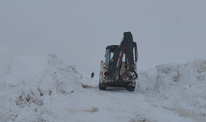 Baharda 4 metrelik karda yol açma çalışması