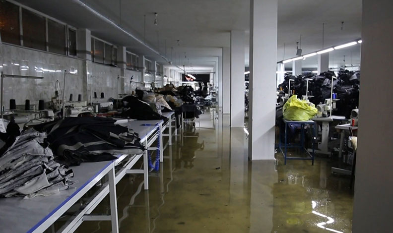 Muş’ta tekstil atölyesi sular altında kaldı