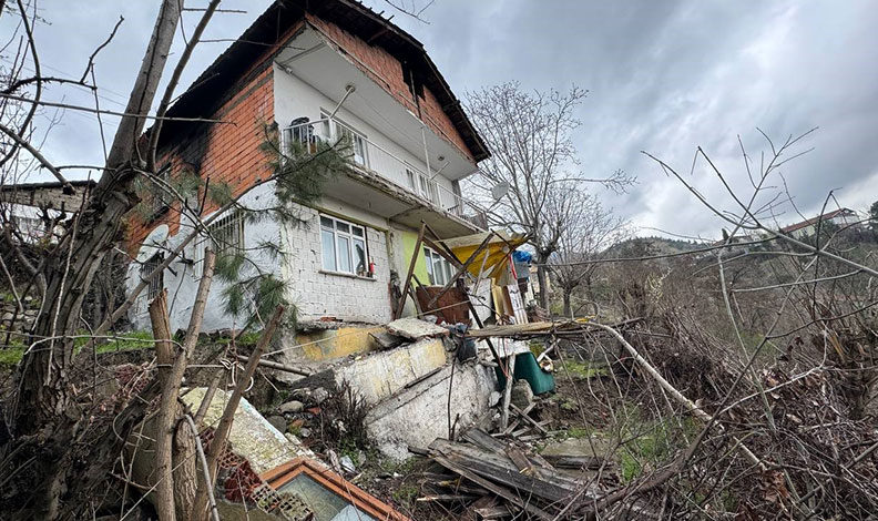 Heyelanda balkonu çöken ev boşaltıldı