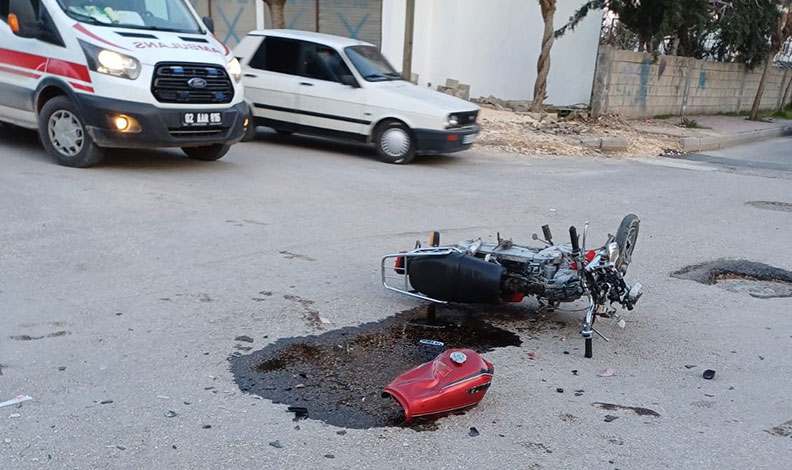 Motosikletle otomobil çarpıştı: 1’i ağır 2 yaralı