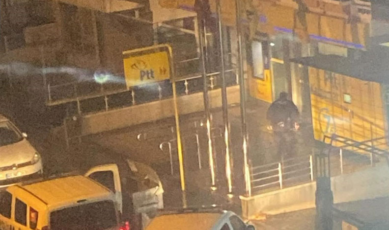 Kargosunu teslim alamayan şahıs PTT şubesinin camlarını kırdı