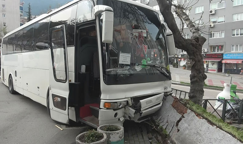 Bursa’da freni patlayan otobüs evin duvarına çarparak durabildi