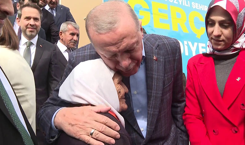 Erdoğan, yaşlı teyze ile sohbet etti