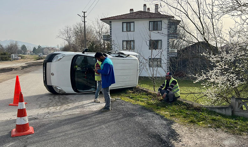 Otomobille çarpışan hafif ticari araç devrildi: 1 yaralı