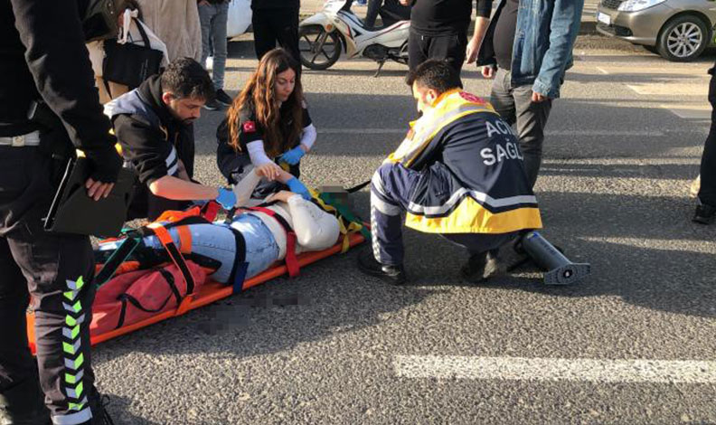 Yaya geçidinde otomobilin çarptığı yayanın ayağı kırıldı