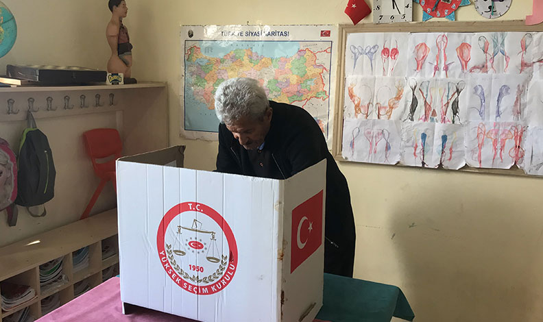 81 yaşındaki Cevat dede sandık başında