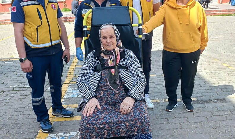 90 yaşında sedye ile oy kullandı