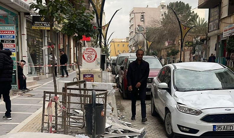 İnşaatın önünden geçen çocuğun üzerine ahşap kapı düştü