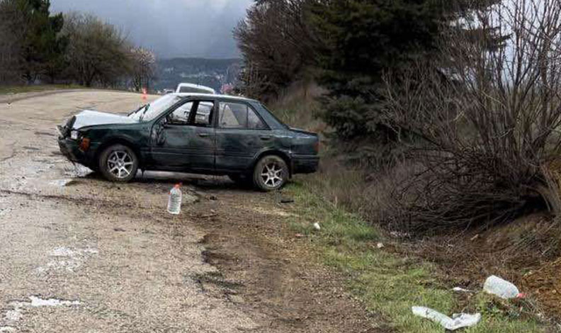 Otomobil ağaca çarptı: 3 yaralı