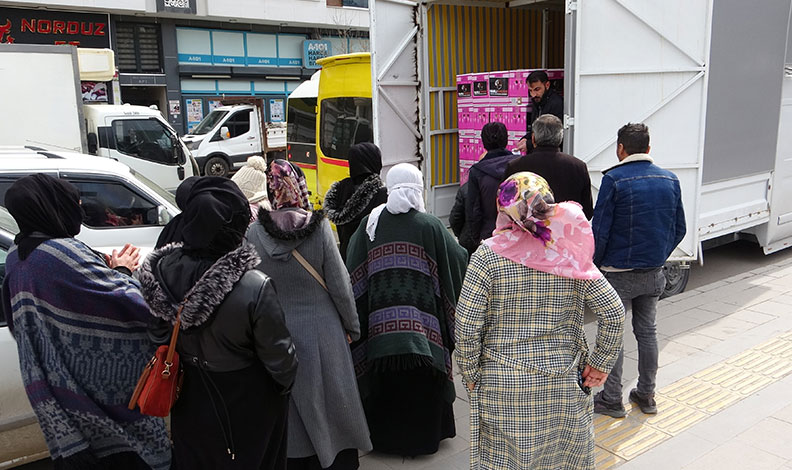 Vanlı iş adamından bin aileye Ramazan yardımı