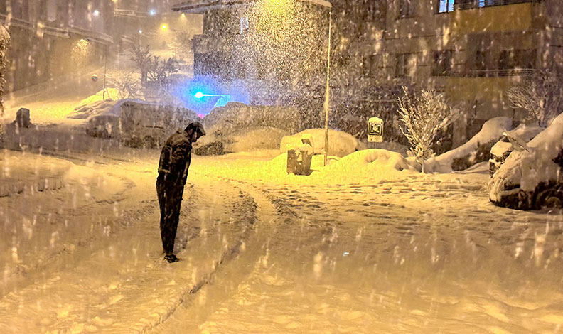 Yüksekova’da lapa lapa kar yağışı