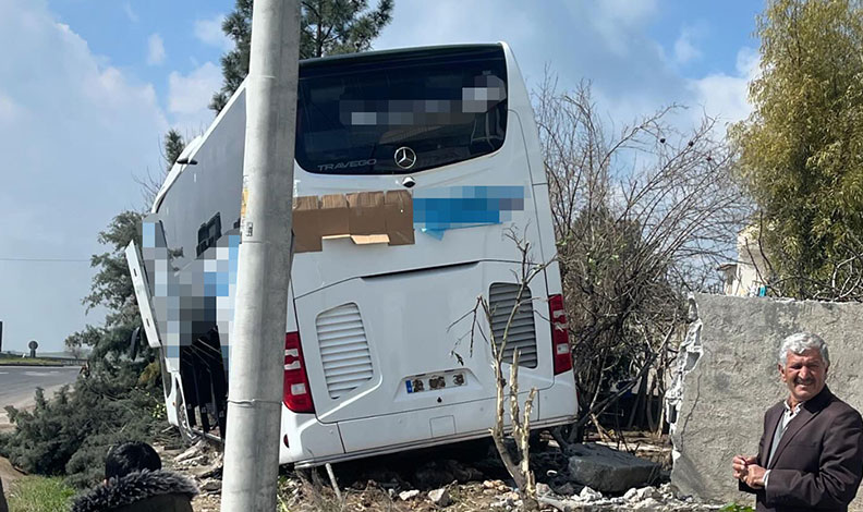 Mardin’de yolcu otobüsü bir evin bahçesine girdi