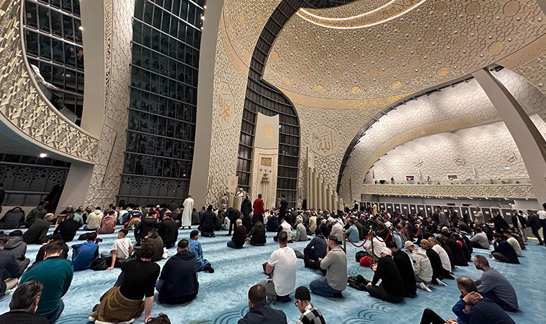 Almanya’nın Köln kentinde ilk teravih namazı kılındı