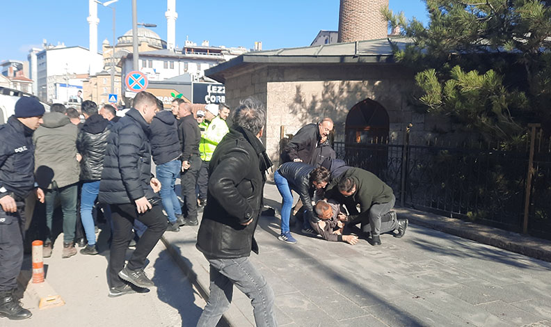 Yan baktın kavgasında kan aktı