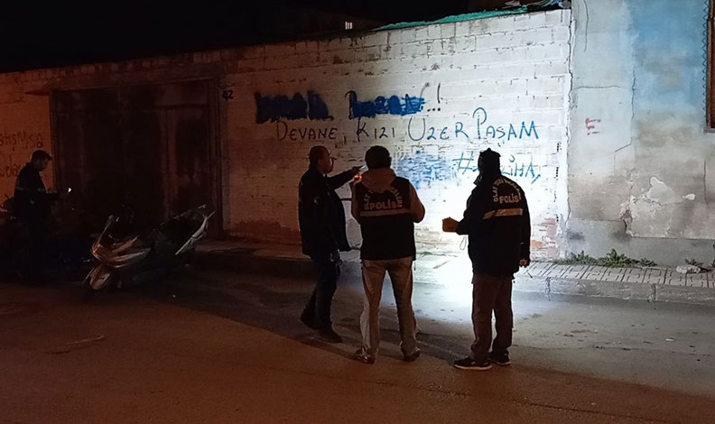 Husumetli oldukları şahsı bacağından vurup kaçtılar