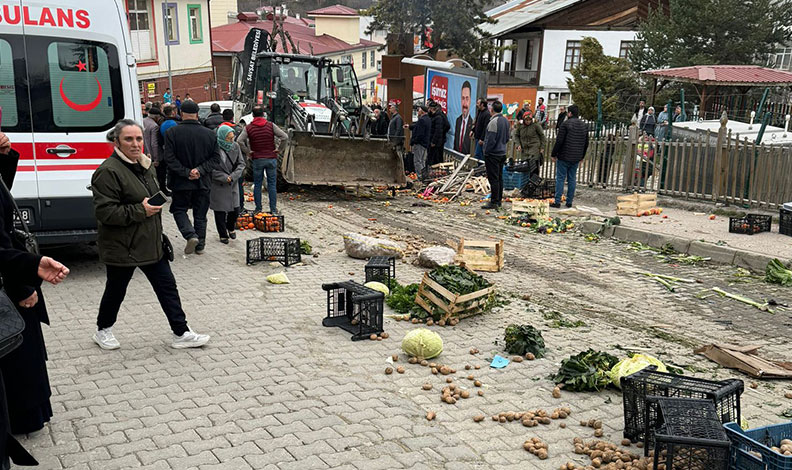 Freni boşalan iş makinesi pazara daldı