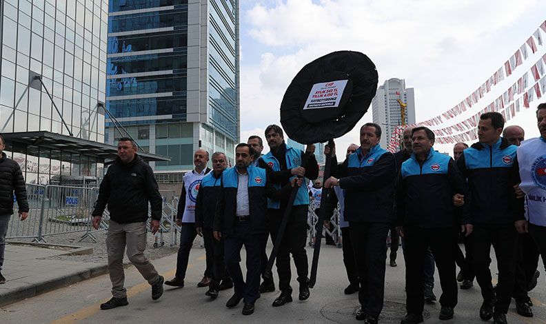 Memur-Sen’den CHP’ye siyah çelenk