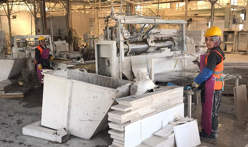 Mermer işçisi kadınlar ekmeklerini taştan çıkarıyor