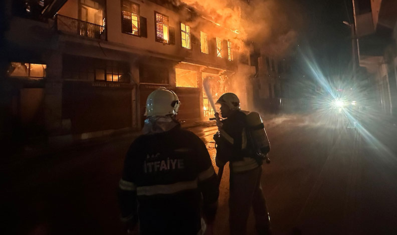 Hatay’da deprem hasarlı evde yangın