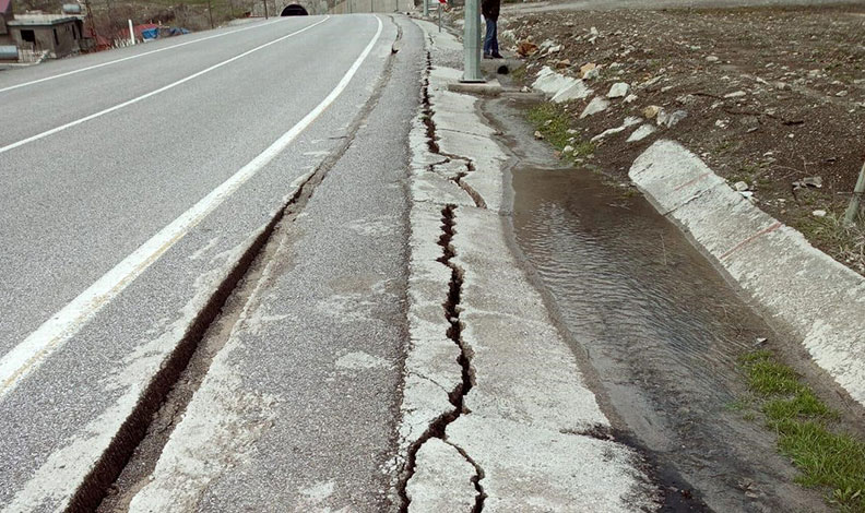Şırnak-Hakkari yolu çökme nedeniyle trafiğe kapatıldı