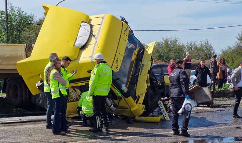Hatay’da otomobil ve TIR çarpıştı: 6 ölü, 1 yaralı