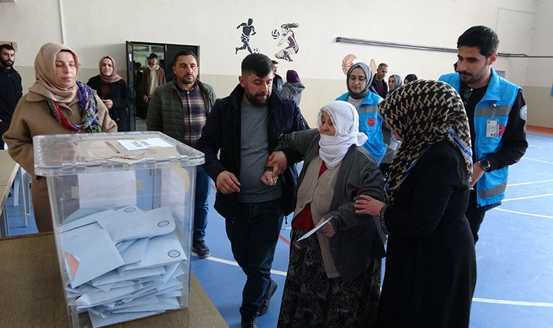 62 yaşındaki Sakine nine ambulansla oy kullandı