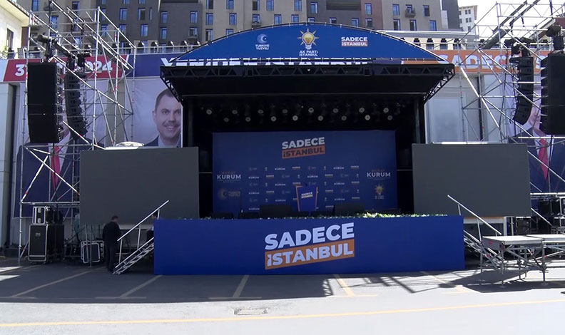 AK Parti İstanbul İl Başkanlığı önüne sahne kuruldu