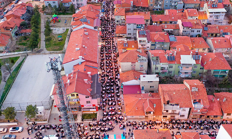 İlk iftar yemeğini Dikilitaş Mahallesi’nde düzenledi