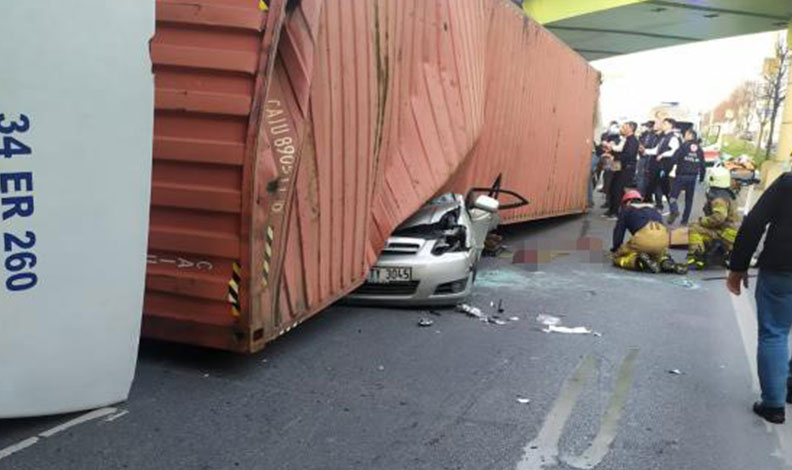 Devrilen TIR bir aileyi yok etti: 4 ölü