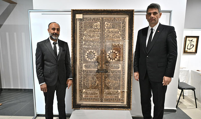 Kabe’nin altın kapısını tabloya nakşetti