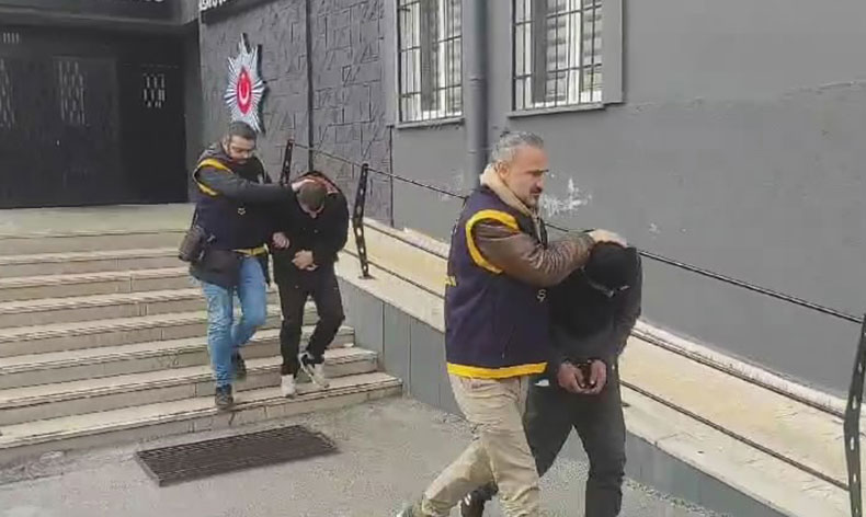 Çaldıkları aracın yakıtı bitince yenisini çalan hırsızlar tutuklandı