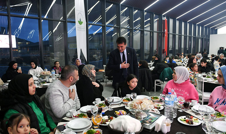 Yetim çocuklar kardeşlik sofrasında buluştu