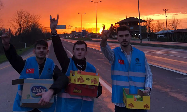 Trafikte kalan sürücülere iftariyelik dağıttılar