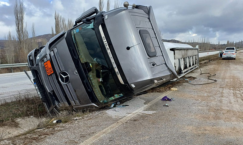 Çorum’da akaryakıt yüklü tanker devrildi