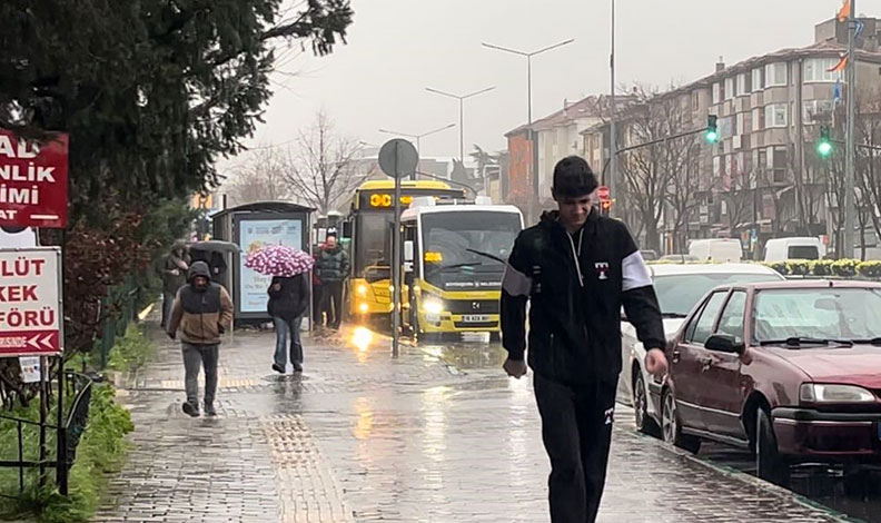 Bursa’da şiddetli yağmur hayatı olumsuz etkiledi