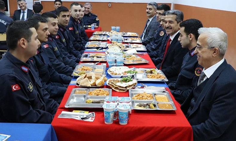 Kırklareli valisi jandarma personeli ile iftarda buluştu