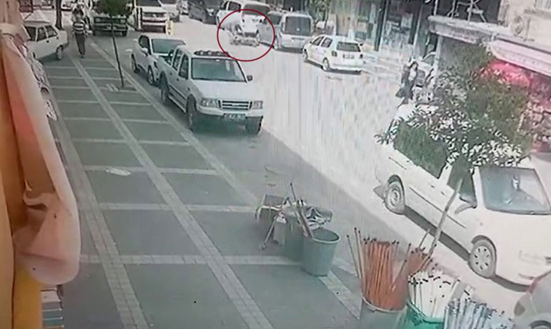 Elektrikli scooterin yayaya çarptığı anlar kamerada
