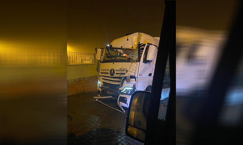 Tır elektrik direğine çarptı